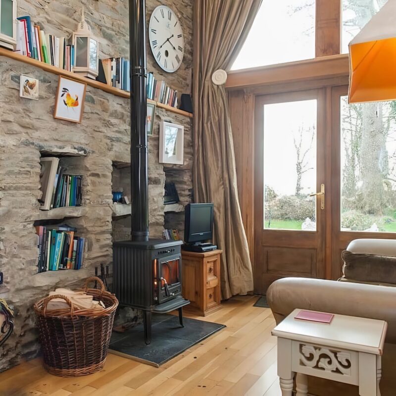 Ouah ! Un homme a transformé une grange ordinaire en une habitation confortable : photos d'intérieur