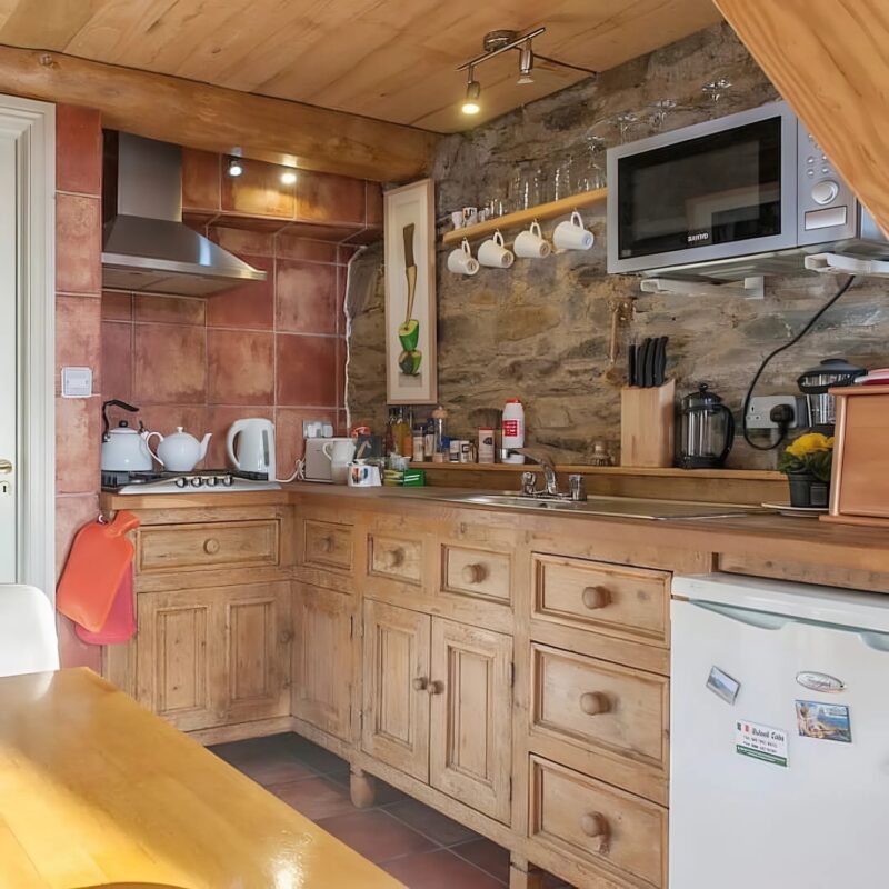 Ouah ! Un homme a transformé une grange ordinaire en une habitation confortable : photos d'intérieur