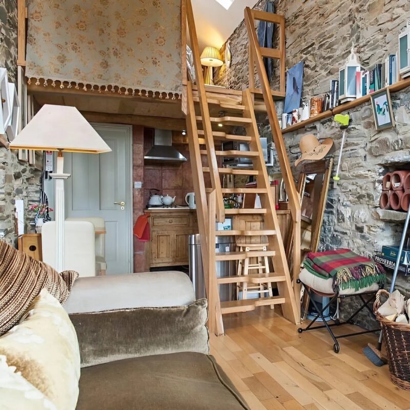 Ouah ! Un homme a transformé une grange ordinaire en une habitation confortable : photos d'intérieur