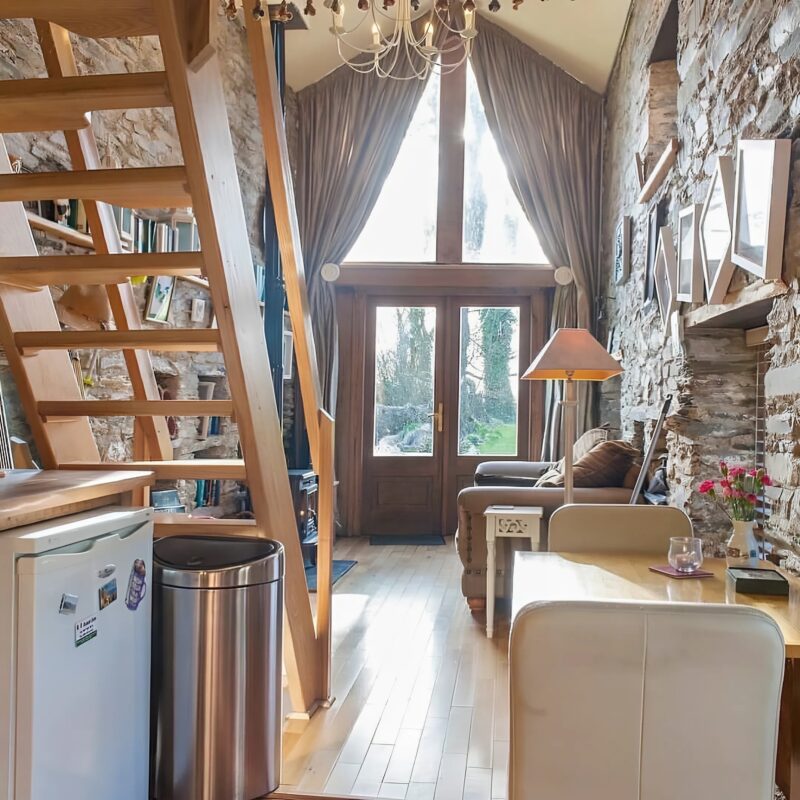 Ouah ! Un homme a transformé une grange ordinaire en une habitation confortable : photos d'intérieur