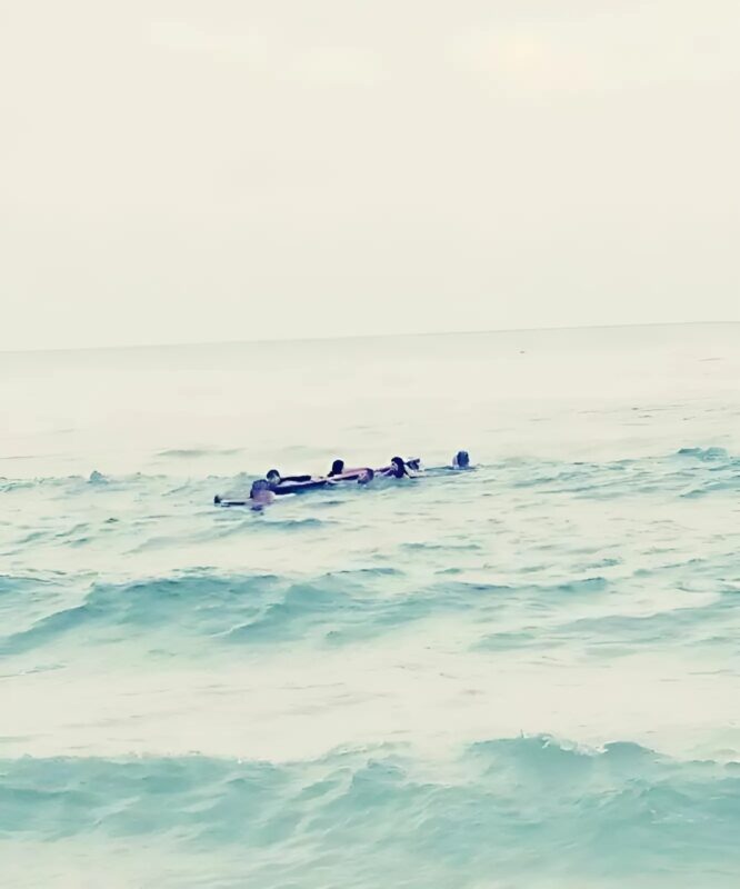 Les gens ont aperçu quelque chose de bizarre dans la mer, mais quand ils ont découvert de quoi il s'agissait, ils ont été choqués