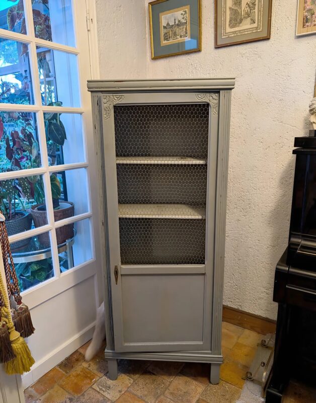 Une transformation étonnante : la petite armoire du rez-de-chaussée retrouve une seconde vie avec créativité, patience et savoir-faire