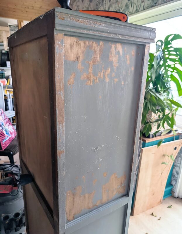 Une transformation étonnante : la petite armoire du rez-de-chaussée retrouve une seconde vie avec créativité, patience et savoir-faire