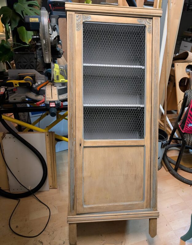 Une transformation étonnante : la petite armoire du rez-de-chaussée retrouve une seconde vie avec créativité, patience et savoir-faire