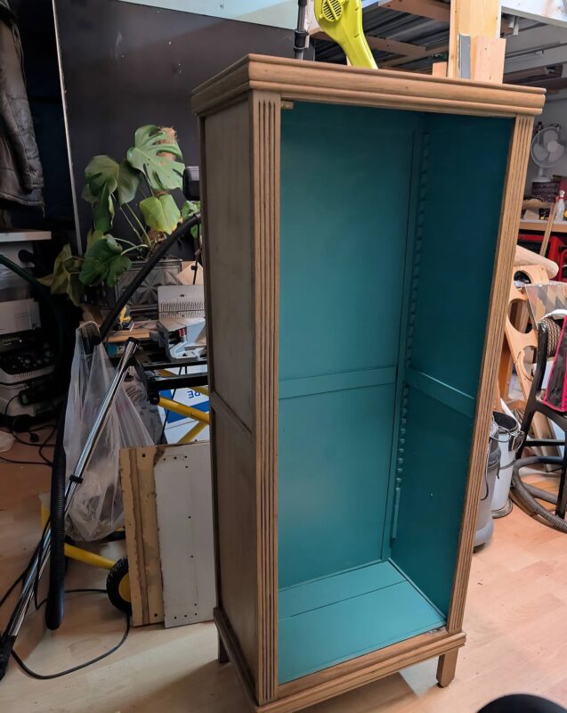Une transformation étonnante : la petite armoire du rez-de-chaussée retrouve une seconde vie avec créativité, patience et savoir-faire
