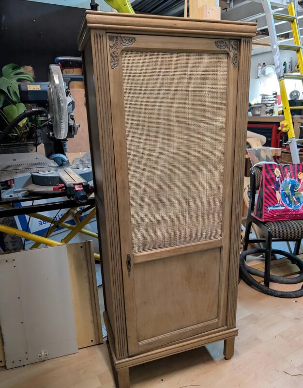 Une transformation étonnante : la petite armoire du rez-de-chaussée retrouve une seconde vie avec créativité, patience et savoir-faire