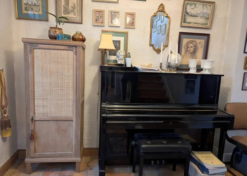 Une transformation étonnante : la petite armoire du rez-de-chaussée retrouve une seconde vie avec créativité, patience et savoir-faire