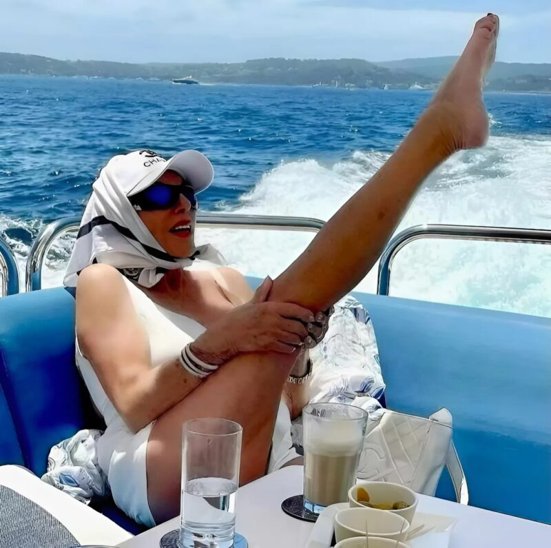 « L’âge n’est qu’un chiffre pour elle ! » – Les nouvelles photos de vacances de Joan Collins enflamment la toile