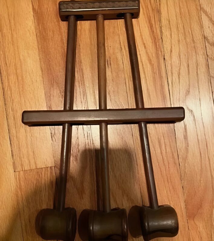 J'ai trouvé cet objet étrange et mystérieux, caché depuis des décennies, dans le grenier de mon grand-père français