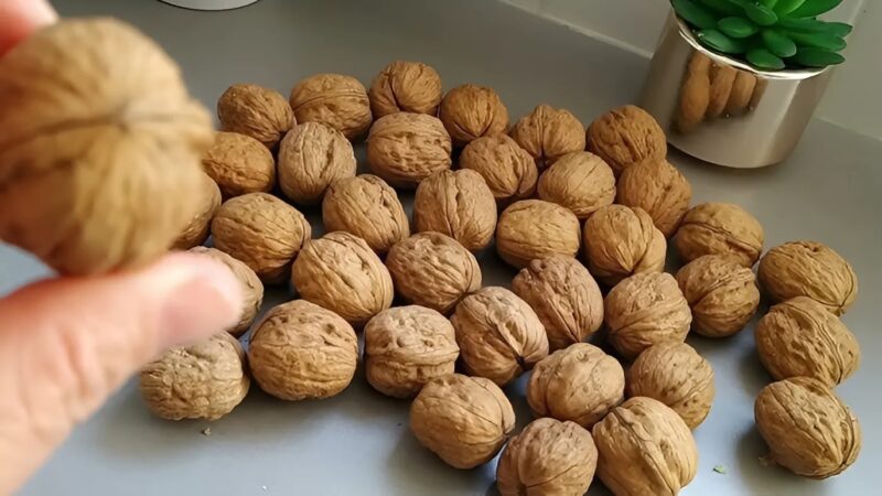 Mon amie porte toujours deux noix dans son sac à main: Lorsque j'ai découvert la raison, j'ai commencé à faire la même chose