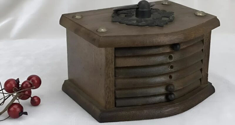 Un objet intrigant découvert dans la cuisine de mon grand-père : avez-vous déjà vu quelque chose de similaire ?