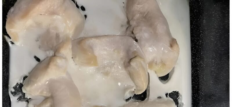 Qu'est-ce que cette substance blanchâtre qui se dégage du poulet durant la cuisson ?