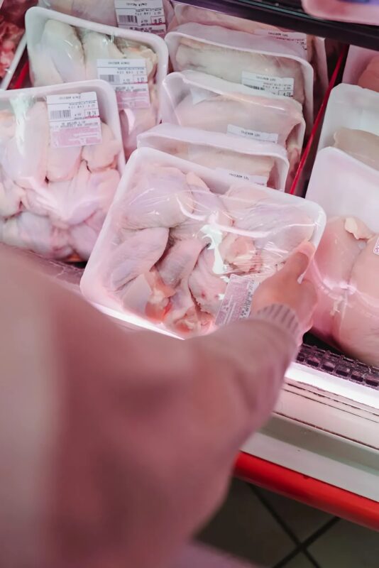 Qu'est-ce que cette substance blanchâtre qui se dégage du poulet durant la cuisson ?