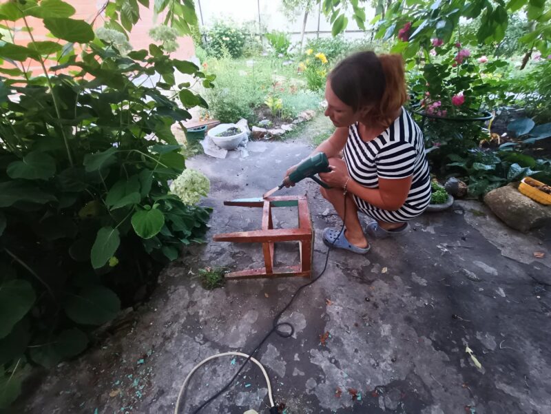 J'ai repéré ce vieux tabouret dans une déchetterie et j'ai décidé de le remettre à neuf : voici ce que j'ai fait