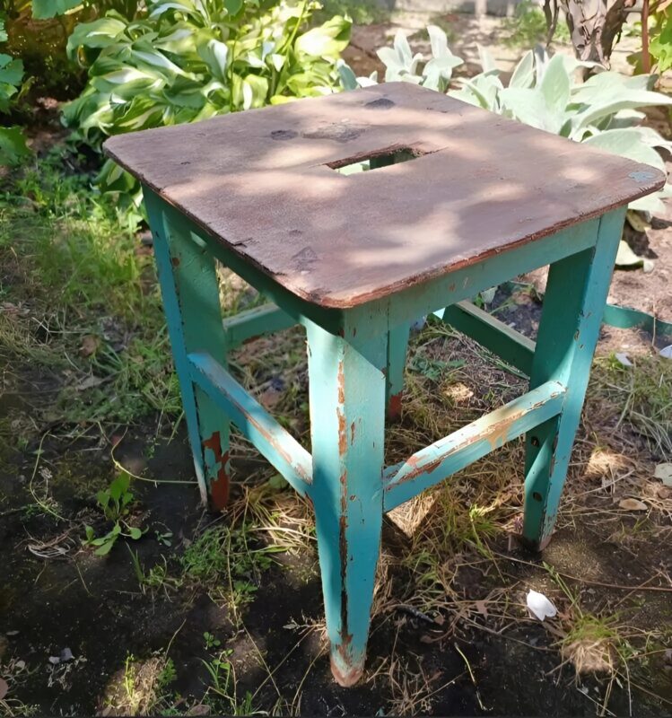 J'ai repéré ce vieux tabouret dans une déchetterie et j'ai décidé de le remettre à neuf : voici ce que j'ai fait