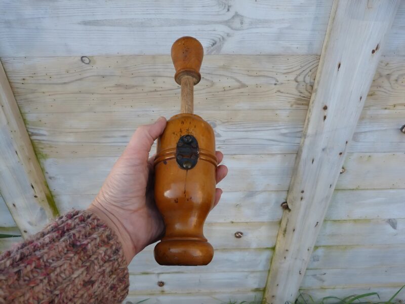 En rangeant la vieille maison de mon grand-père, j’ai trouvé cet objet en bois étrange… À quoi sert-il ?