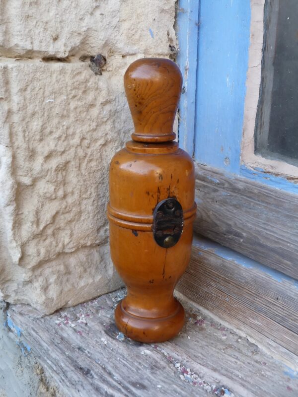 En rangeant la vieille maison de mon grand-père, j’ai trouvé cet objet en bois étrange… À quoi sert-il ?
