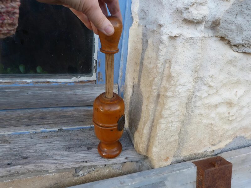 En rangeant la vieille maison de mon grand-père, j’ai trouvé cet objet en bois étrange… À quoi sert-il ?