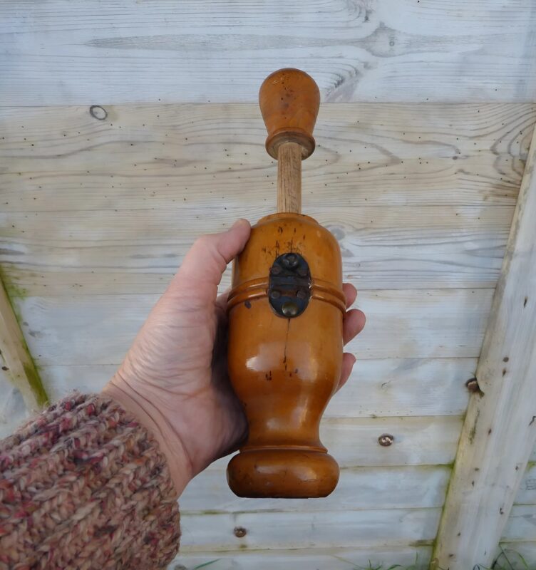 En rangeant la vieille maison de mon grand-père, j’ai trouvé cet objet en bois étrange… À quoi sert-il ?
