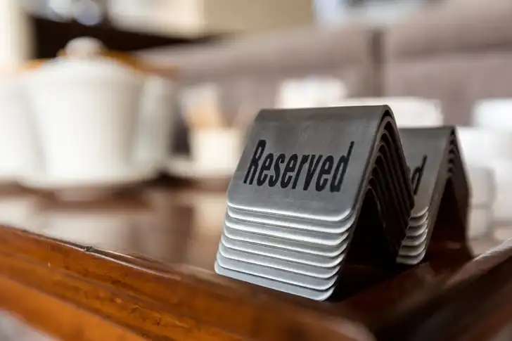 10 choses qu'une personne bien éduquée ne ferait jamais au restaurant