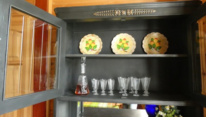 Quand un vieux buffet promis à la décharge devient une pièce maîtresse pleine de charme et d’histoire