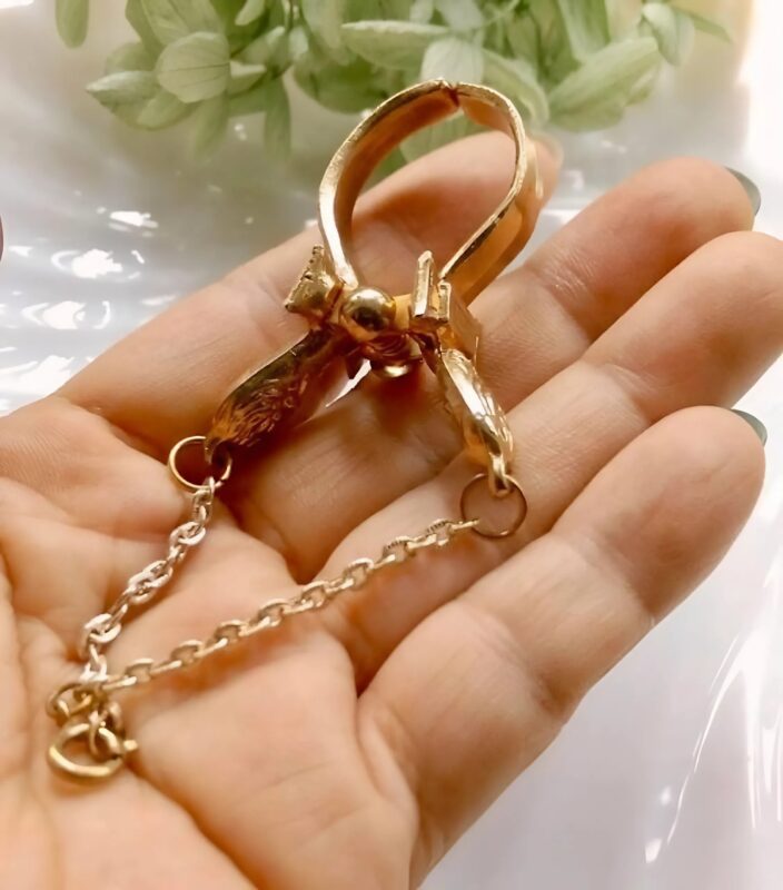 Un objet mystérieux des années 1950 retrouvé dans la boîte à bijoux de ma grand-mère – ce que j'ai découvert va vous étonner