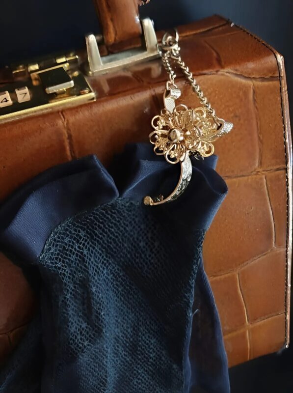Un objet mystérieux des années 1950 retrouvé dans la boîte à bijoux de ma grand-mère – ce que j'ai découvert va vous étonner