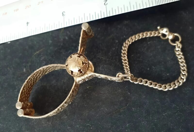 Un objet mystérieux des années 1950 retrouvé dans la boîte à bijoux de ma grand-mère – ce que j'ai découvert va vous étonner