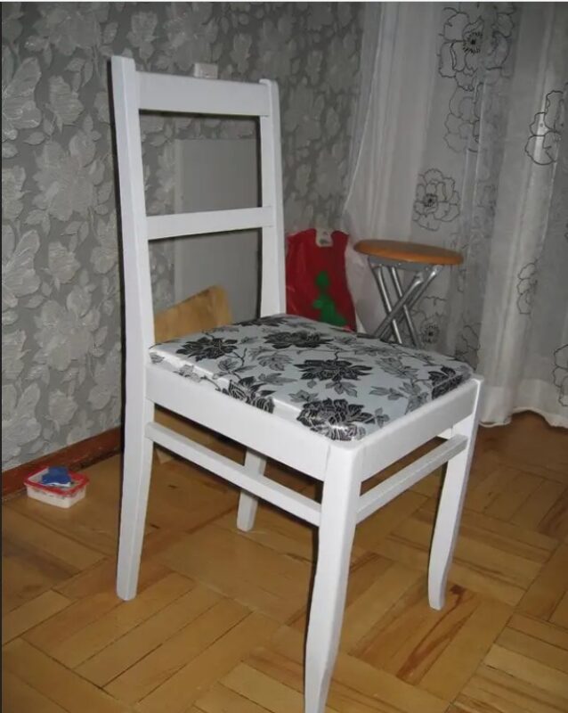 Deux chaises anciennes laissées par ma grand-mère, un travail minutieux et une transformation réussie qui lui aurait fait plaisir