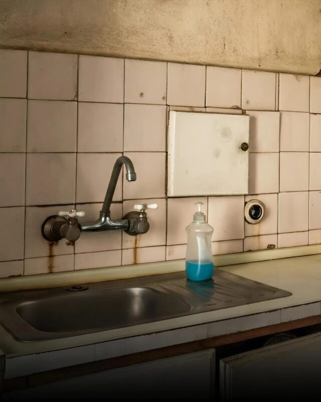 De ruine à chef-d'œuvre : découvrez l'incroyable transformation d'un appartement abandonné en un espace moderne et élégant