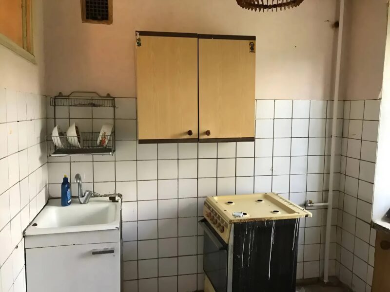 De ruine à chef-d'œuvre : découvrez l'incroyable transformation d'un appartement abandonné en un espace moderne et élégant