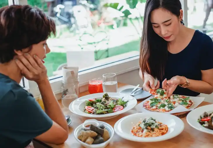 10 choses qu'une personne bien éduquée ne ferait jamais au restaurant