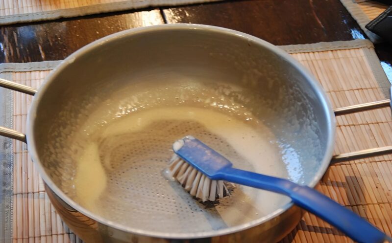 Après des années de graisse brûlée et de taches, j’ai testé cette pâte, je l’ai frottée une seule fois… et ma poêle a retrouvé son éclat !