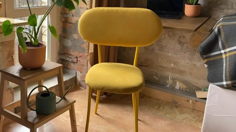 Les anciens propriétaires ont laissé des meubles sur place : Nous avons récupéré une vieille chaise et l'avons transformée en un siège design