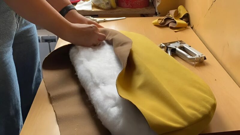 Les anciens propriétaires ont laissé des meubles sur place : Nous avons récupéré une vieille chaise et l'avons transformée en un siège design