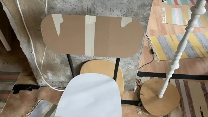 Les anciens propriétaires ont laissé des meubles sur place : Nous avons récupéré une vieille chaise et l'avons transformée en un siège design