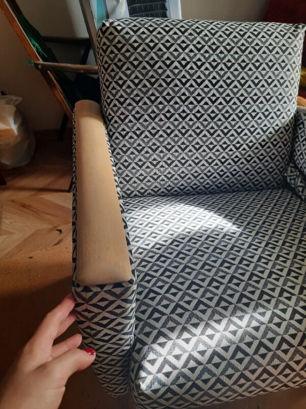 De vieux fauteuil griffé à pièce unique : comment nous l’avons entièrement transformé avec créativité et patience