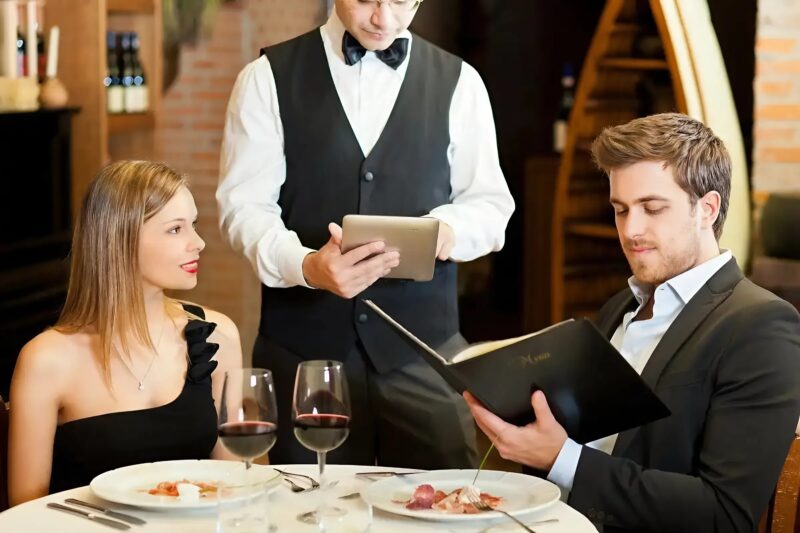 Pourquoi les serveurs emportent-ils immédiatement le menu après la commande ?