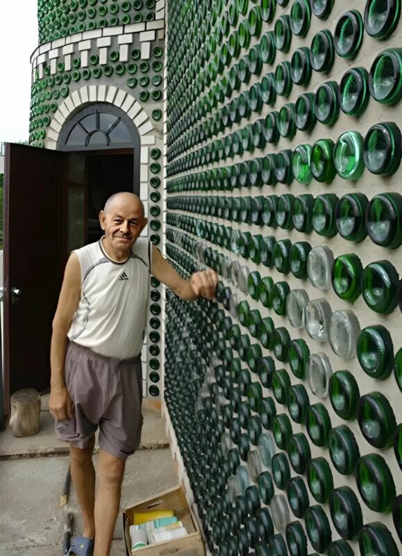 Il a collecté des bouteilles en verre pendant 10 ans pour construire la maison de ses rêves : voici le résultat
