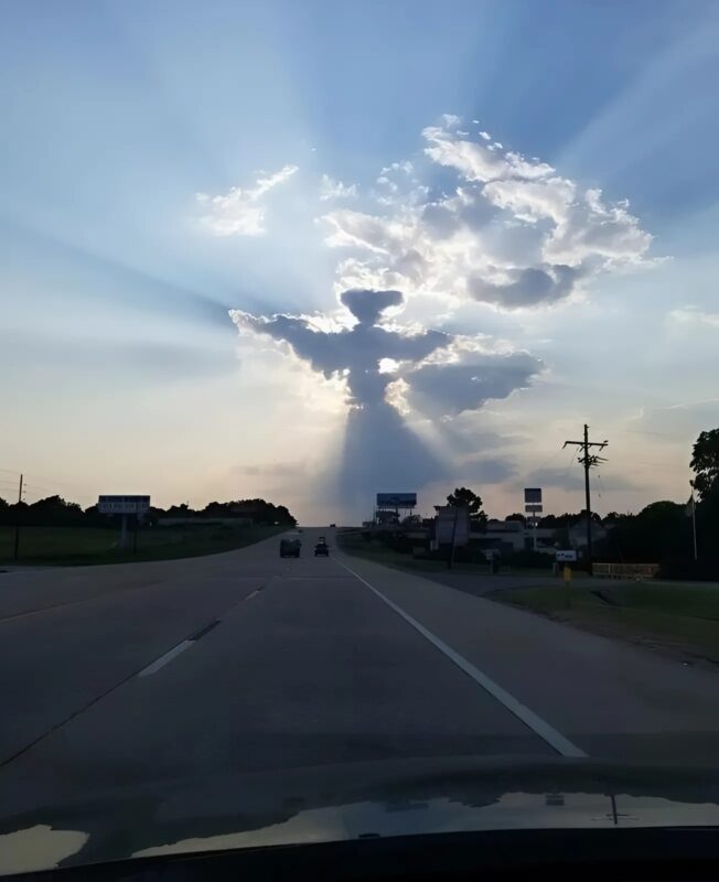 Dans un moment de doute et d'inquiétude, il n’aurait jamais imaginé qu’un simple regard vers le ciel allait bouleverser sa vie… Pourtant, c'est ce qui arriva