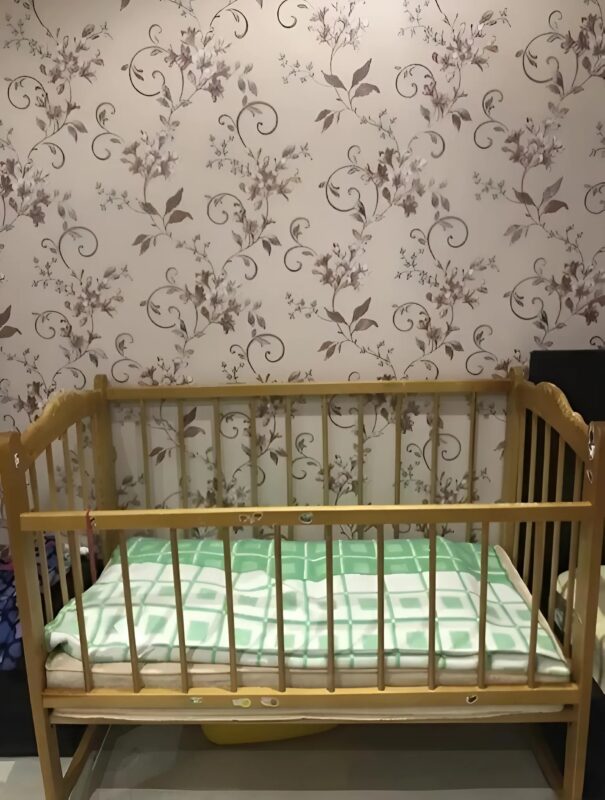 Comment j'ai transformé le berceau de ma fille en une pièce unique : une métamorphose surprenante à découvrir