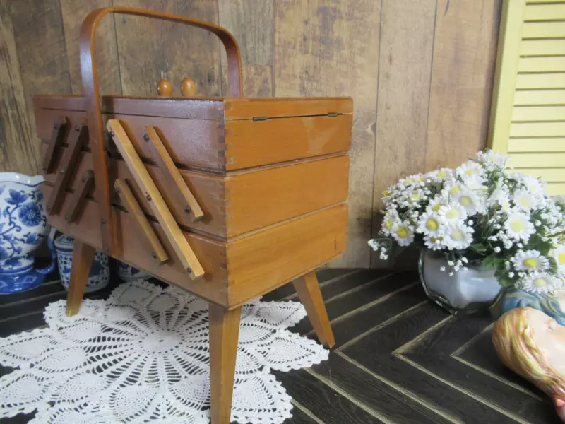 Tu ne devineras jamais à quoi servait cette boîte en bois vintage… mais Mamie, elle, le savait !