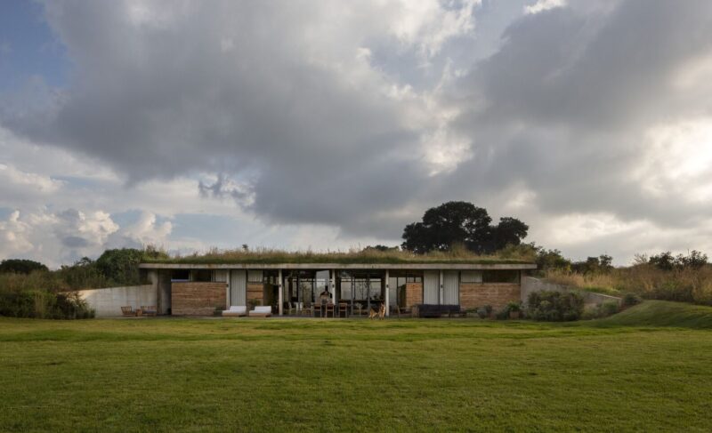 Peut-être passeriez-vous devant cette maison sans y prêter attention... Pourtant, à l'intérieur se cache un espace unique, tout droit sorti d'un rêve