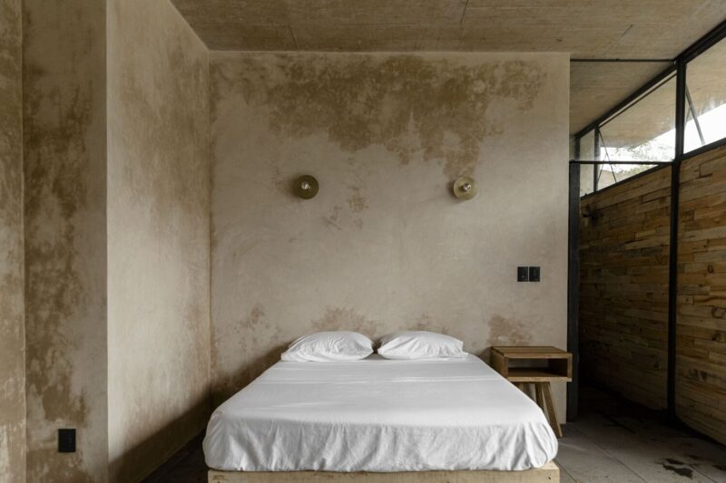 Peut-être passeriez-vous devant cette maison sans y prêter attention... Pourtant, à l'intérieur se cache un espace unique, tout droit sorti d'un rêve