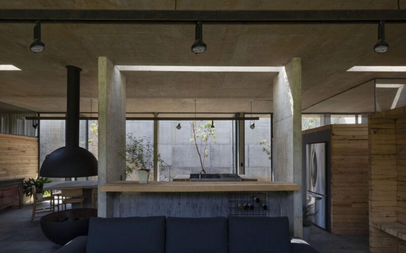 Peut-être passeriez-vous devant cette maison sans y prêter attention... Pourtant, à l'intérieur se cache un espace unique, tout droit sorti d'un rêve