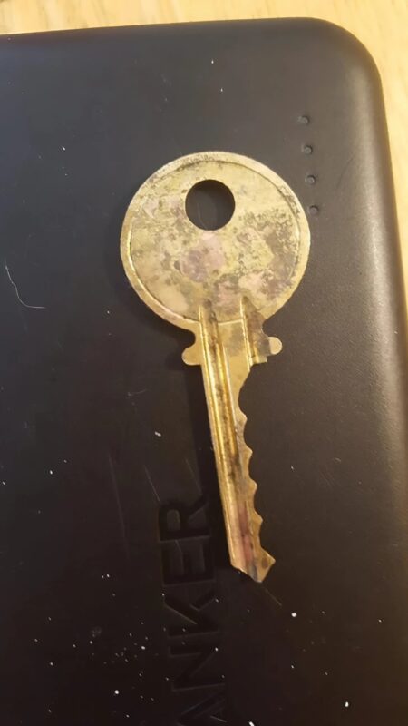 “Mon mari a trouvé cette clé au pied de notre porte”... Ce qu'on a découvert ensuite nous a donné des frissons"