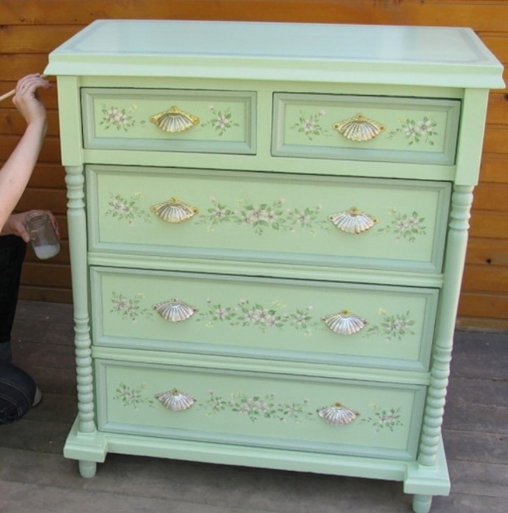 D’un vieux meuble oublié à une pièce glamour… La transformation va vous surprendre