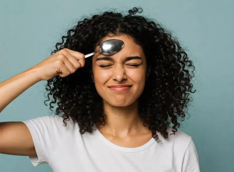 Le secret de la voisine : Pourquoi garde-t-elle toujours une cuillère dans le congélateur