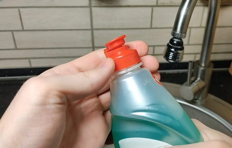Vous ne jetterez plus jamais le bouchon de votre liquide vaisselle après avoir découvert cette astuce géniale pour la cuisine