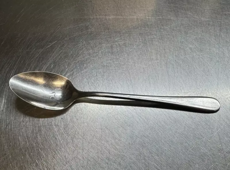 Pourquoi les gens d'autrefois plaçaient-ils une cuillère dans la casserole de soupe ? Un vieux truc qui marche toujours aussi bien aujourd'hui